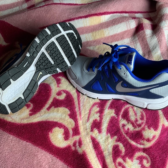SOLD!!!Nike Revolution 2 Youth sneakers - Picture 3 of 4